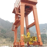 Козловой кран электростанции с односторонним движением